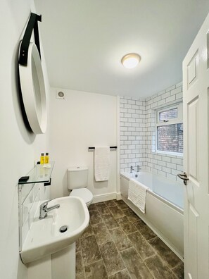 Dusche, kostenlose Toilettenartikel, Haartrockner, Handtücher