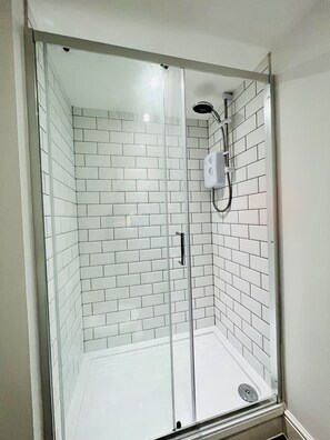 Dusche, kostenlose Toilettenartikel, Haartrockner, Handtücher