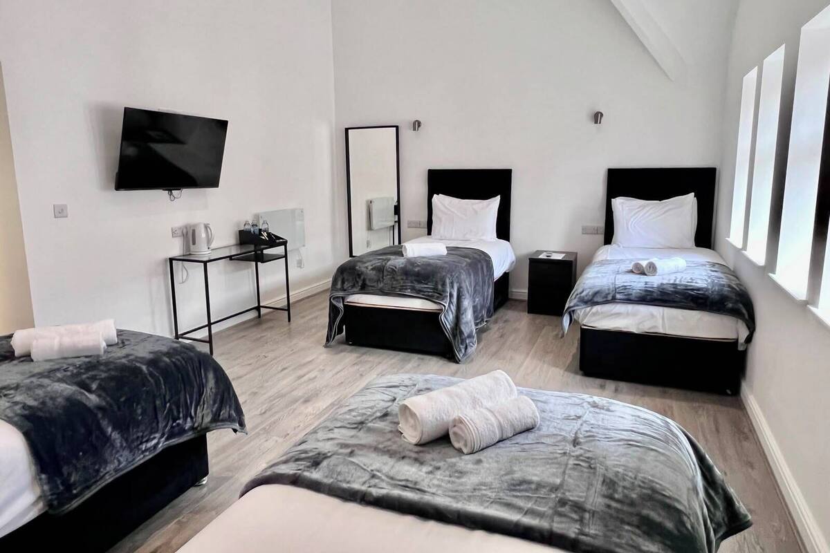 Habitación cuádruple estándar, varias camas, para no fumadores, baño en la habitación | Wifi gratis y ropa de cama