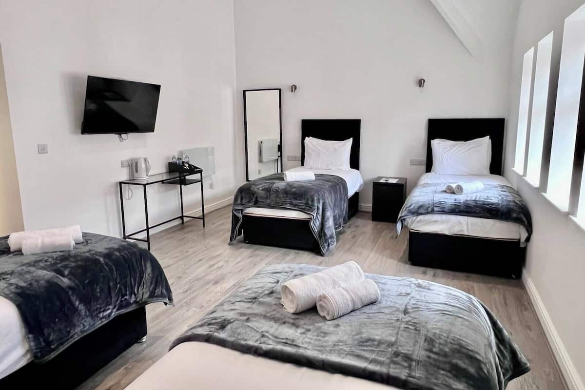 Standard Quadruple Room, Multiple Beds, Non Smoking, Ensuite | WiFi (free), bed sheets