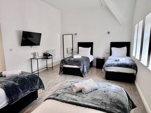 Standard Quadruple Room, Multiple Beds, Non Smoking, Ensuite - The Anfield Hotel (Liverpool)