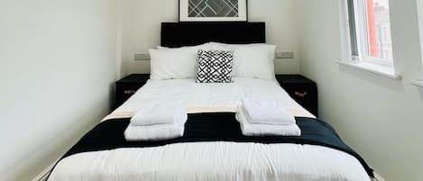 Habitación doble económica, 1 cama matrimonial, para no fumadores, baño en la habitación | Wifi gratis y ropa de cama