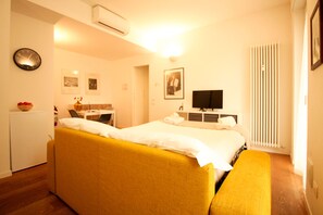 24–tuumainen televisio, jossa kaapelikanavat