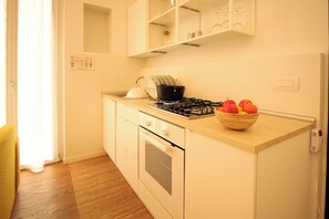 Uuni, vedenkeitin, leivänpaahdin, syöttötuoli