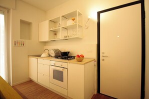 Horno, hervidor eléctrico, tostadora y trona infantil