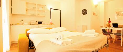 تلفزيون بحجم 24-بوصة يعرض قنوات تلفزيونية باشتراك مدفوع