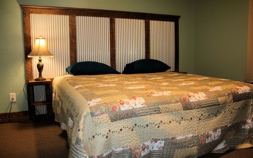 Lynnhurst Resort - Kentucky Lake Water View Cabin 4 (Dog Friendly!)