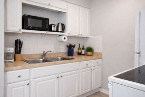 Cafetera y tetera, refrigerador, microondas y horno 