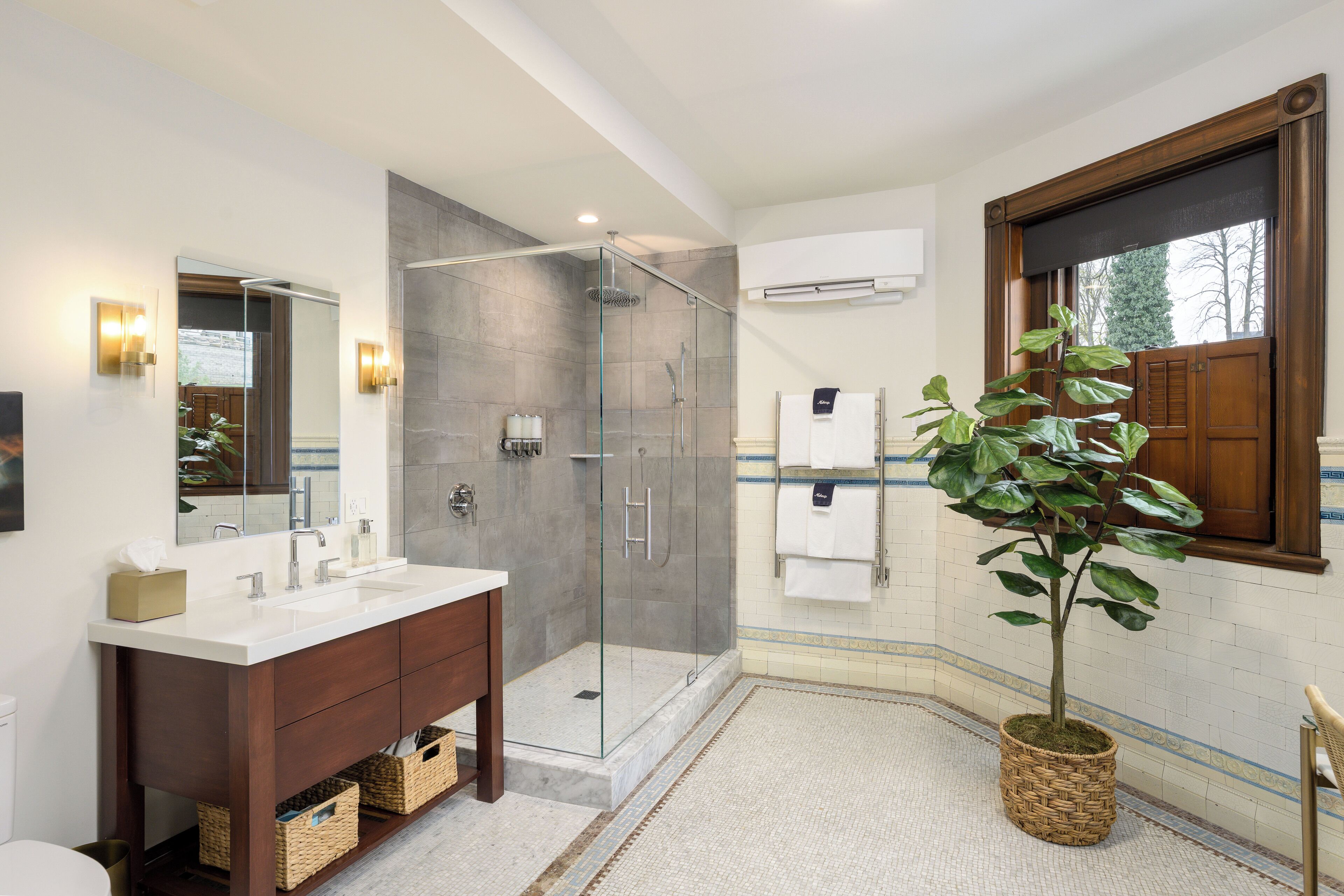 Deluxe Room | Bathroom | Hair dryer, bathrobes, slippers, towels