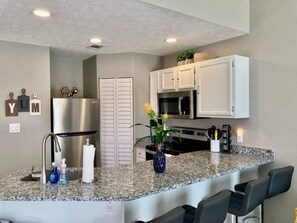 Køleskab, mikrobølgeovn, ovn, kogeplade