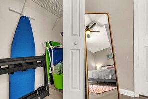 1 quarto, escrivaninha, ferros/tábuas de passar roupa, berço de viagem
