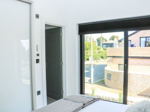 3 عدّة غرف نوم وبديكورات فريدة لكل غرفة وطراز فريد لكل وحدة