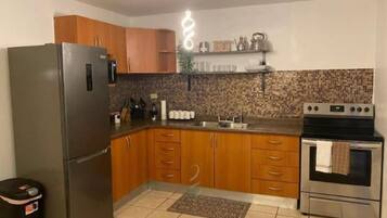 Refrigerador, microondas, horno y parrilla de estufa