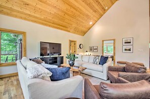 TV, fireplace - Luxe Wintergreen Resort Escape w/ Hot Tub! (Roseland)