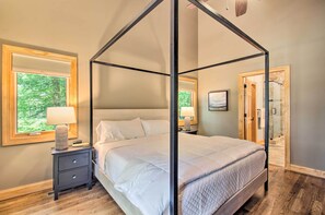 4 bedrooms, desk, iron/ironing board, travel cot - Luxe Wintergreen Resort Escape w/ Hot Tub! (Roseland)