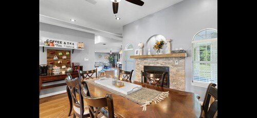 Spacious Family Home-Game Room & Sauna- 2 King Beds-5 mins 2 Beach-Pets Welcome!