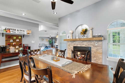 Spacious Family Home-Game Room & Sauna- 2 King Beds-5 mins 2 Beach-Pets Welcome!