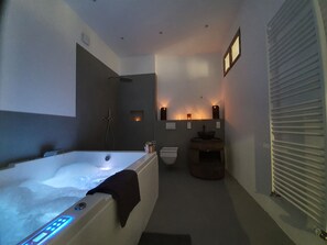 Dusche, Whirlpool, Haartrockner, Handtücher