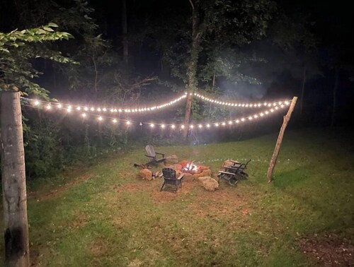 ⭐️ Creekside Cottage w HOT TUB, fire pit, arcade, mtn views🏔