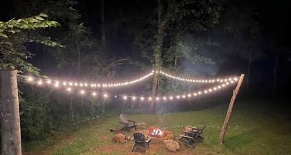 âïž Creekside Cottage w HOT TUB, fire pit, arcade, mtn viewsđ