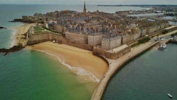 Una spiaggia nelle vicinanze