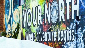 Une fresque murale sur laquelle on peut lire : « VOTRE NORD, là où l’aventure commence ».