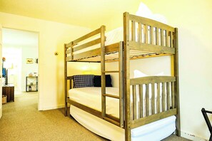 2 bedrooms, desk, iron/ironing board, free WiFi