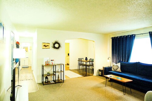 "Blue Room" Premium Downtown Apartment at Villages on Aurora