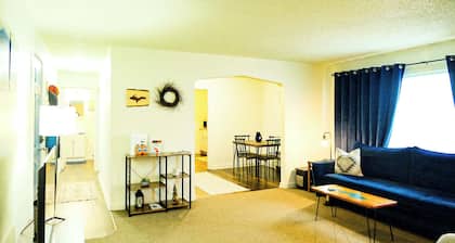 "Blue Room" Premium Downtown Apartment at Villages on Aurora