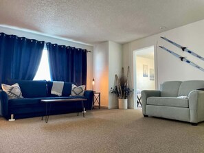 Smart TV, offices - Downtown "Blue Room" at Villages on Aurora (Ironwood)