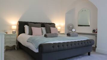 Superior Room | Peralatan tempat tidur premium, busa memori, meja