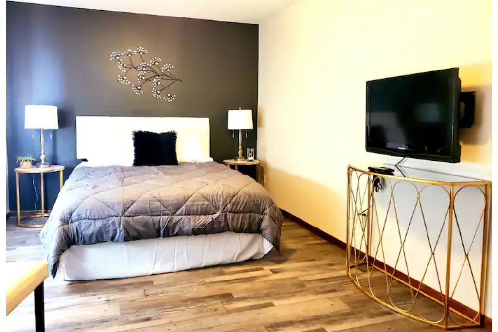 2 habitaciones, escritorio y tabla de planchar con plancha 