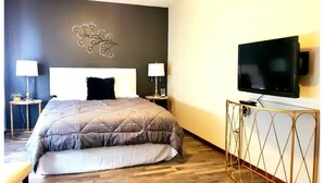 2 soverom, skrivebord, strykejern/-brett og reiseseng for barn
