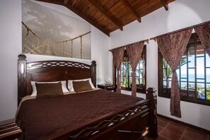 3 bedrooms, in-room safe, desk, free WiFi