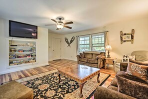 Living Room | Smart TV w/ Cable | Board Games | Pellet Stove (Wood Provided)