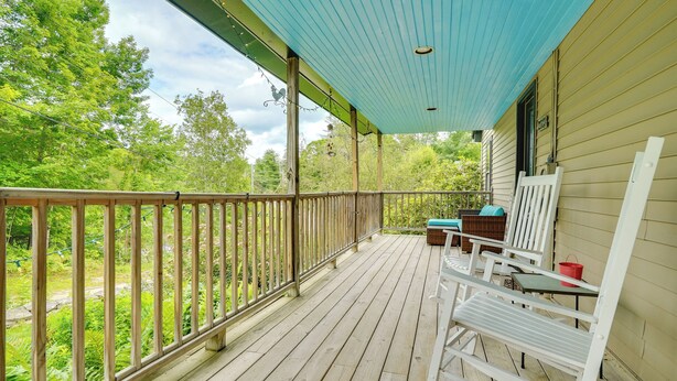 A wooden deck with a blue ceiling, white chairs, and a table. - Londonderry Retreat ~ 3 Mi to Lowell Lake! (Londonderry)
