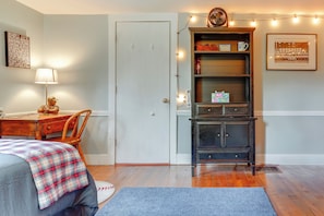 4 bedrooms, desk, travel crib, free internet