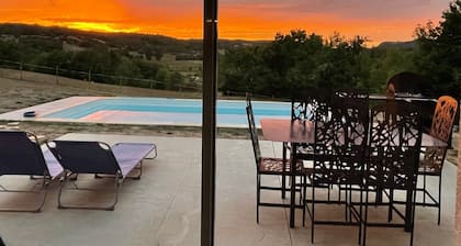 villa de campagne dans un petit village avec piscine privé