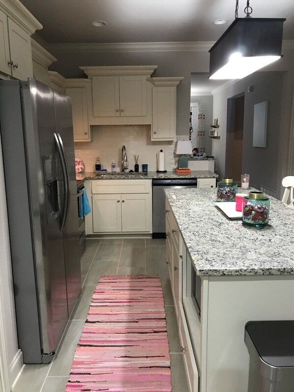 冰箱、微波炉、烤箱、炉灶