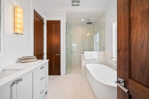 Douche, séchoir à cheveux, serviettes fournies