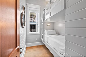 8 habitaciones, tabla de planchar con plancha, cuna de viaje y internet 