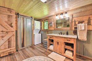 Fridge, microwave, stovetop, dishwasher - 'Turkey Hollow Cabin' w/ Stunning Open Views! (Clyde)