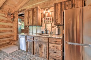 Fridge, microwave, stovetop, dishwasher - 'Turkey Hollow Cabin' w/ Stunning Open Views! (Clyde)