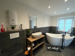 Shower, jetted bath, hair dryer, towels - Ferienwohnung mit Whirlpool (Irrel)