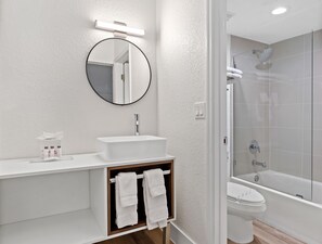 Ensemble douche/baignoire, sèche-cheveux, serviettes fournies, savon