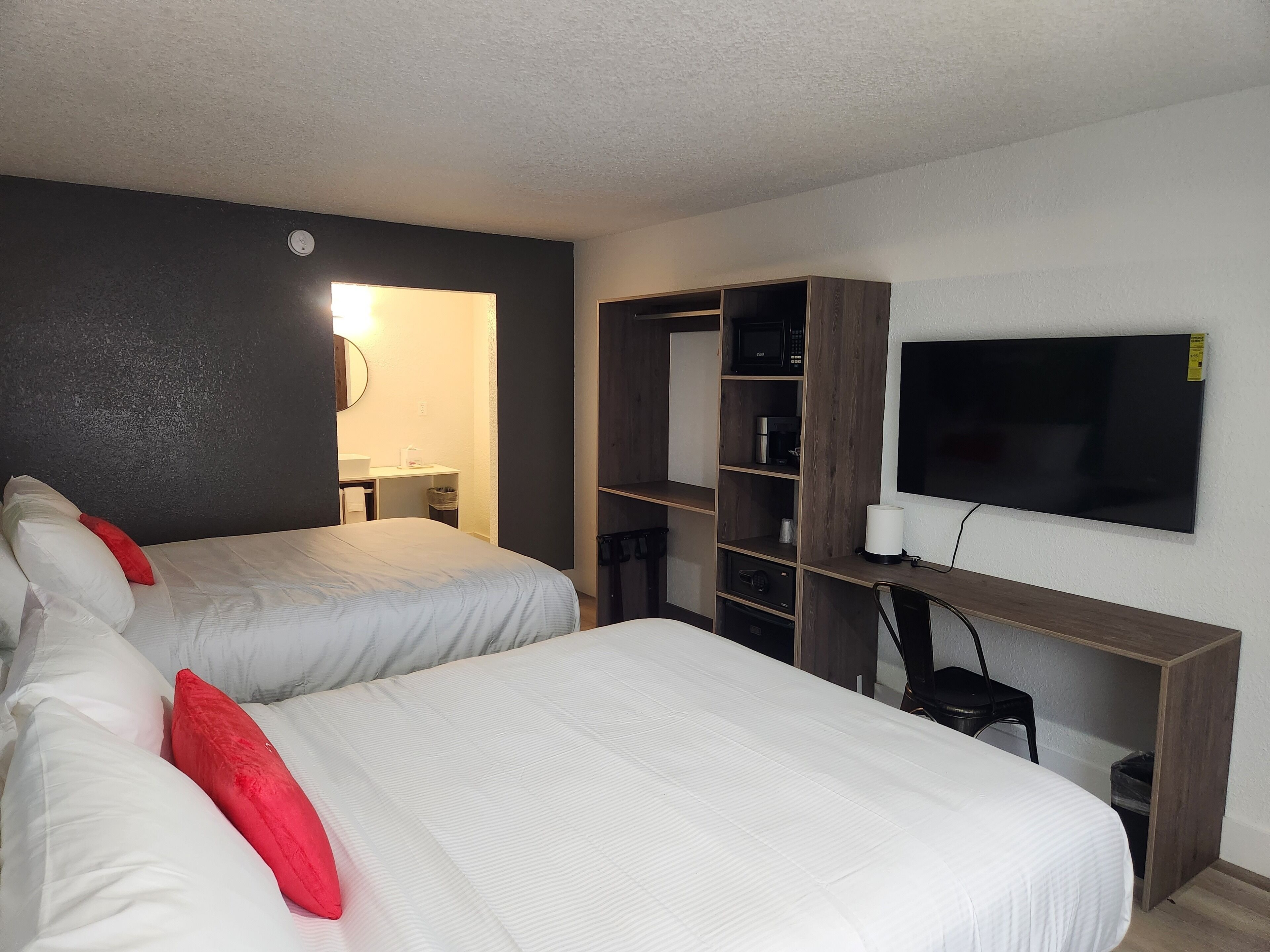 1 bedroom, premium bedding, pillow-top beds, in-room safe