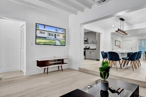 Kühlschrank, Mikrowelle, Herdplatte, Geschirrspüler