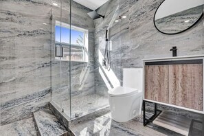 Bathtub, hair dryer - Modern Design Amazing Pool/Soaking tub 5 min to Beach (Hollywood)