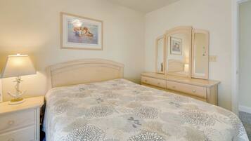 3 bedrooms, desk, internet, bed sheets