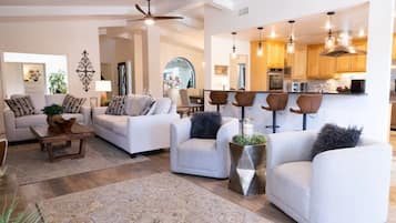 Smart TV, chimenea, reproductor de DVD y libros